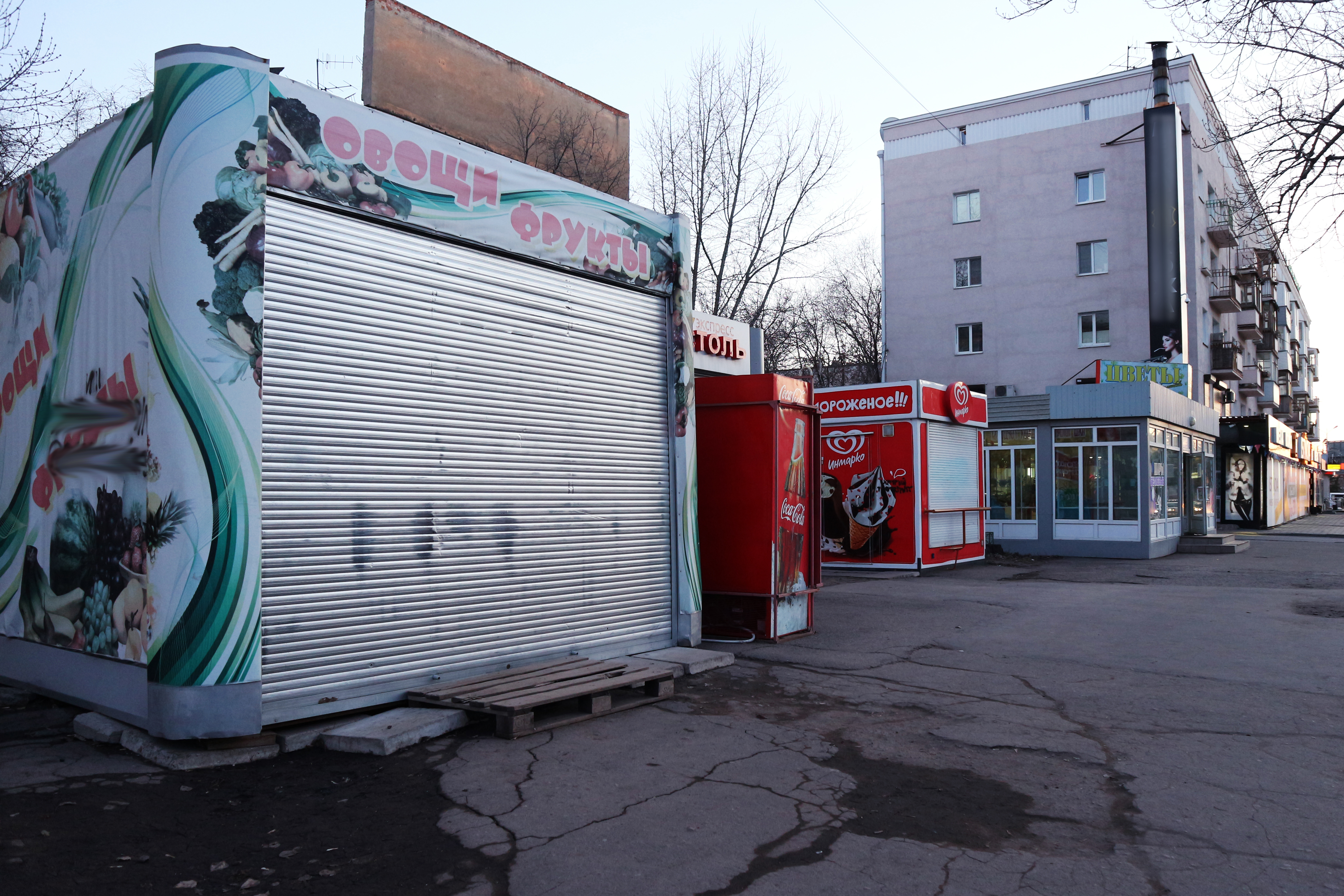 Улицы Омска продолжают освобождать от незаконных киосков