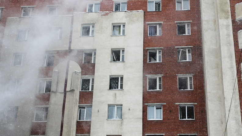 Жаркая ночь. В центре Омска во время пожара пришлось доставать людей из дыма