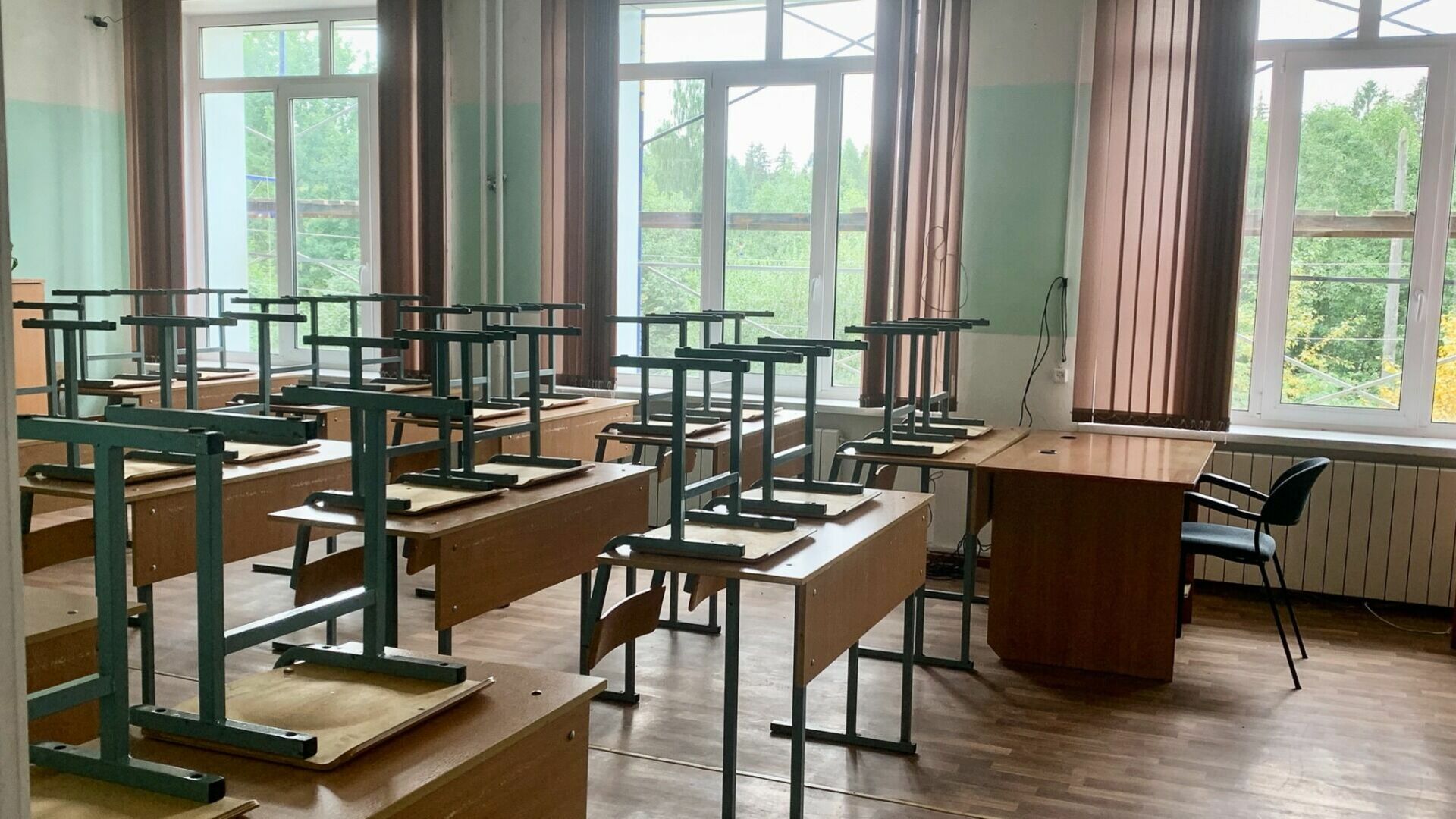 Педагог омской школы № 16 оскорбил учеников матом во время классного часа