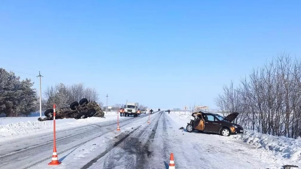 В жутком ДТП с грузовиком на омской трассе погиб 73-летний водитель