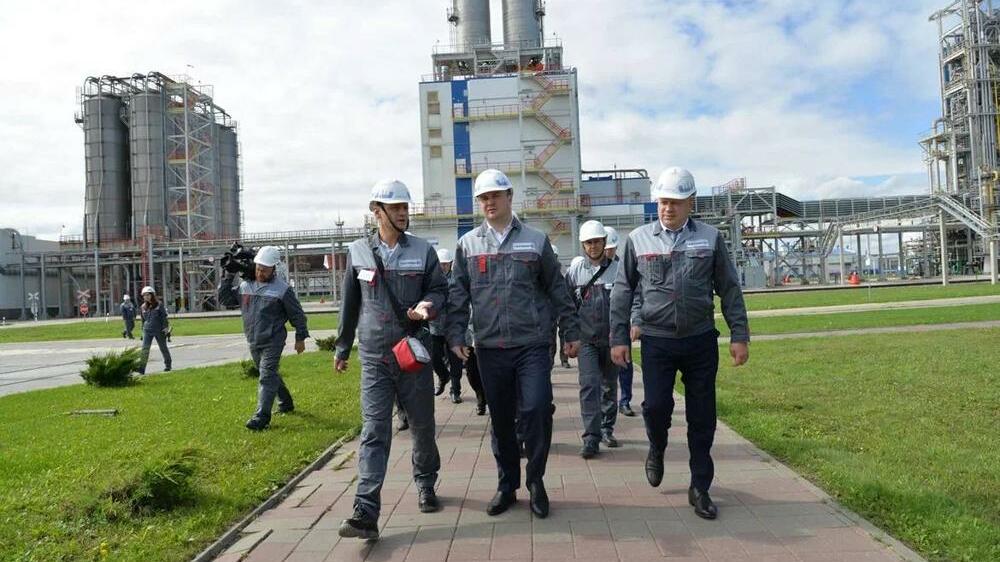 Хоценко оценил, как идет развитие и модернизация омского завода «Полиом»
