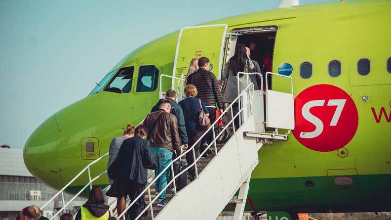 В Омске за приставание к стюардессам осудят буйного пассажира самолета