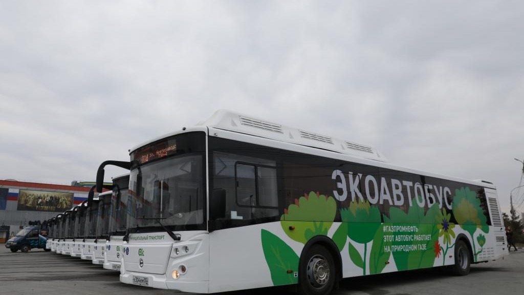 Омский НПЗ подарил Омску 20 новых экологичных автобусов