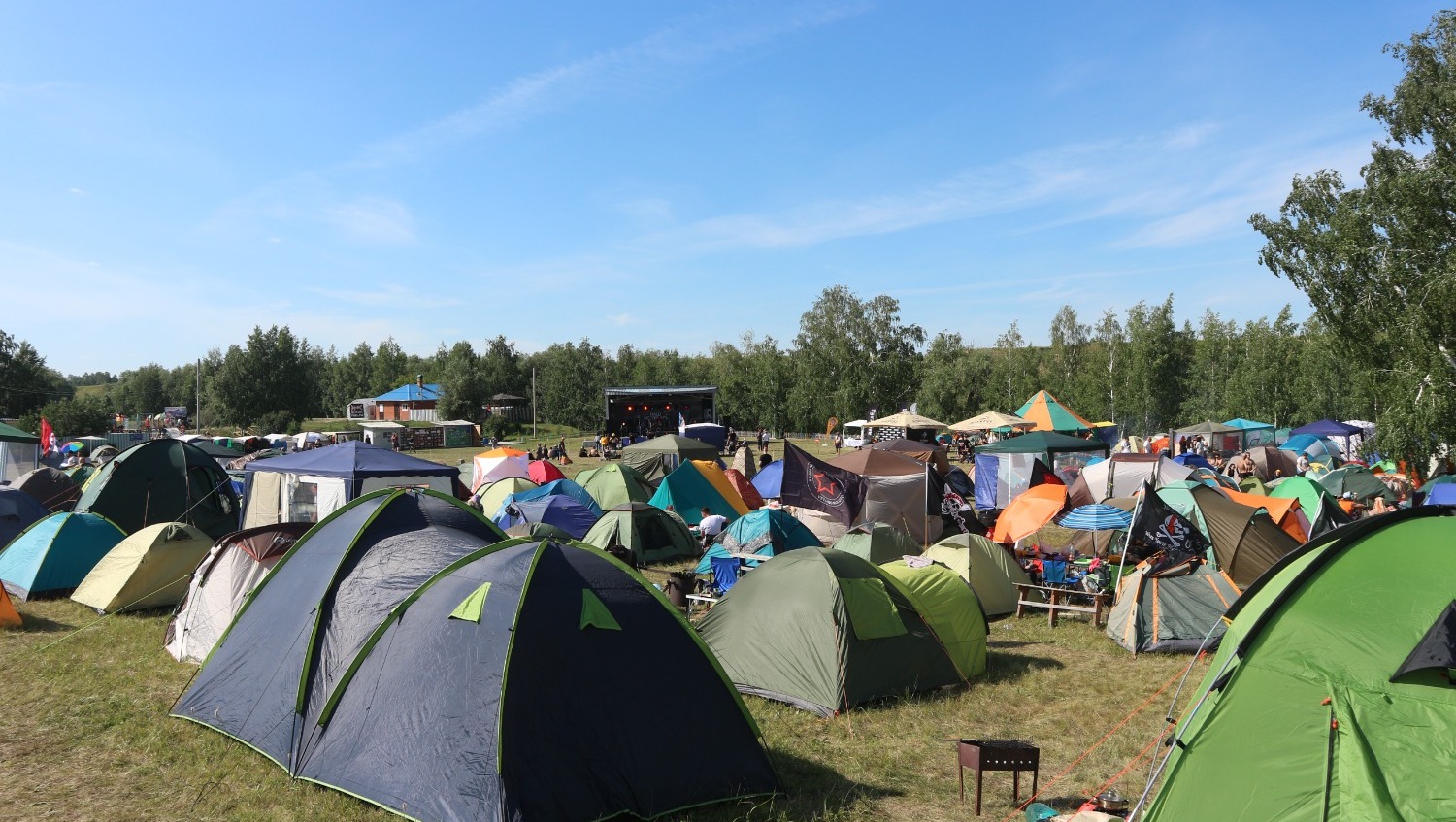 Больше сотни палаток развернули участники фестиваля на берегу Оми