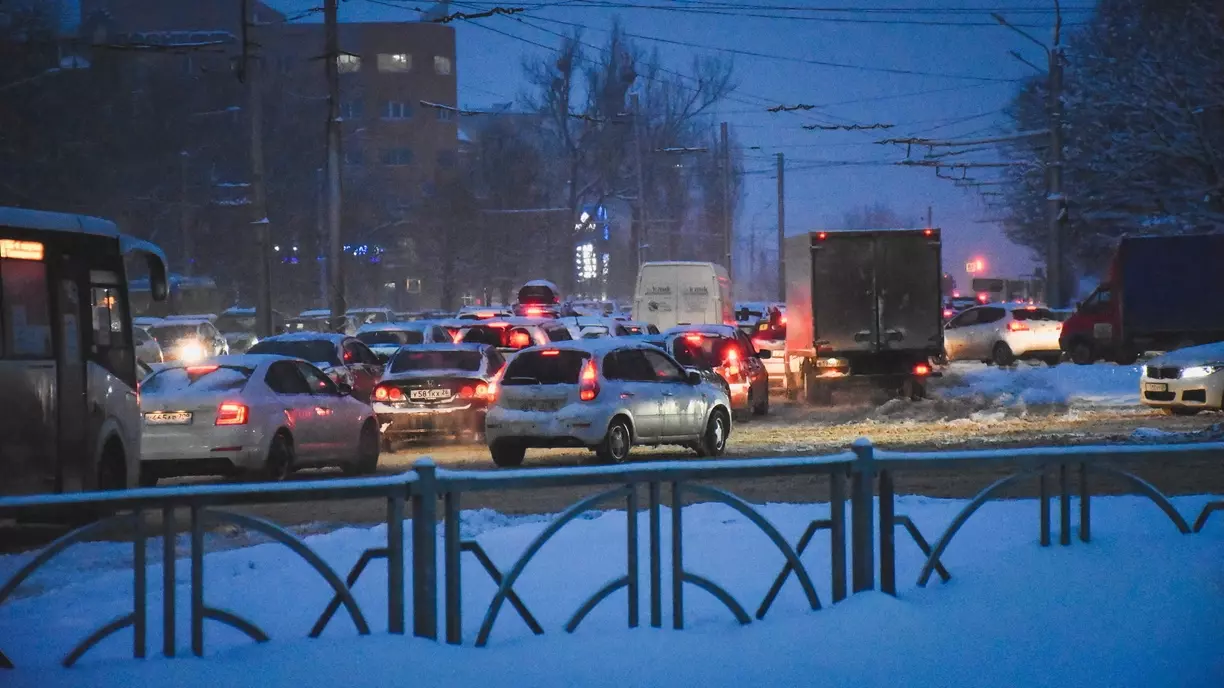 Вечером на дорогах Омска образовались 10-балльные пробки