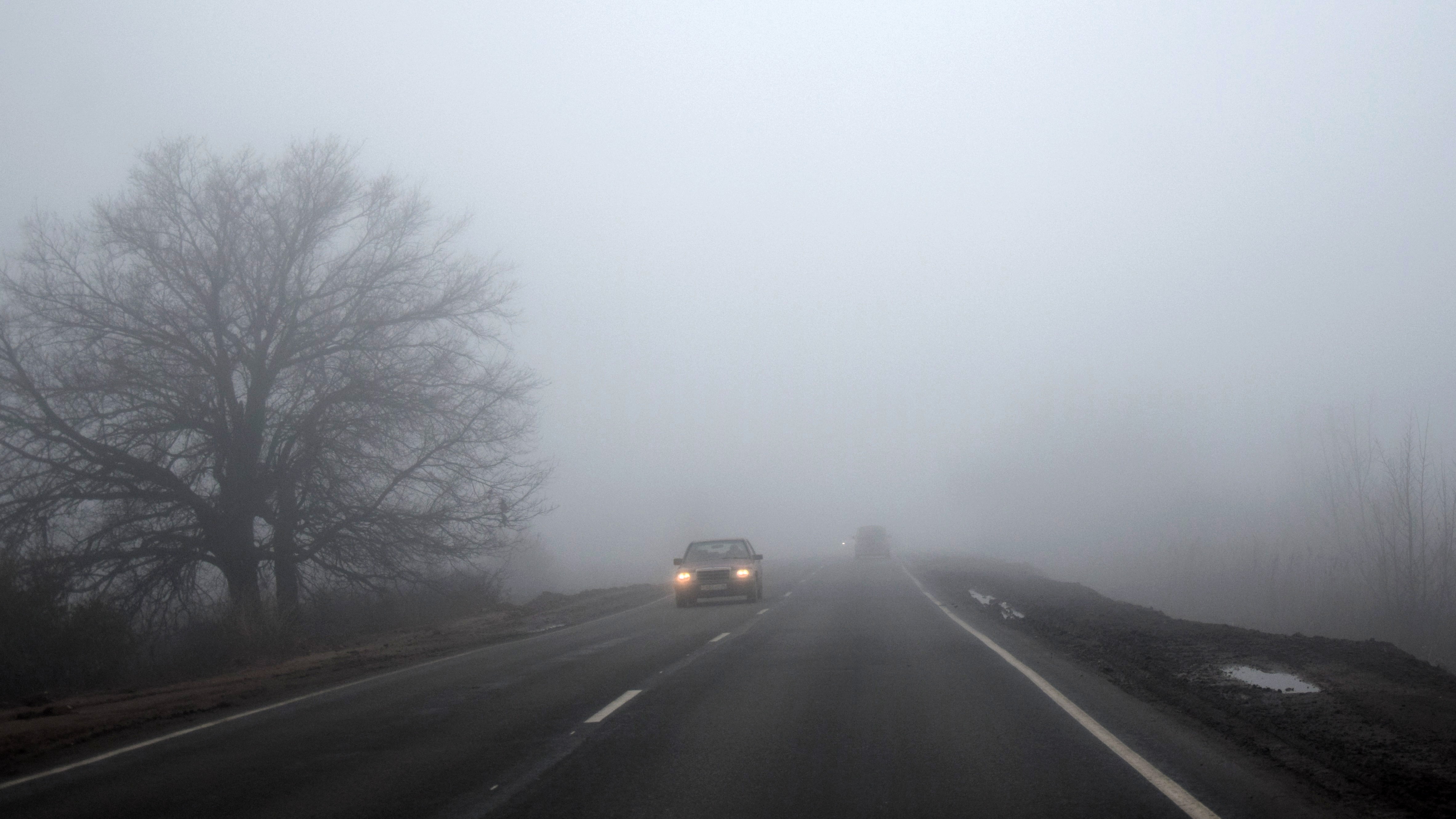 Дороги Омска стали особенно опасными из-за тумана и снега
