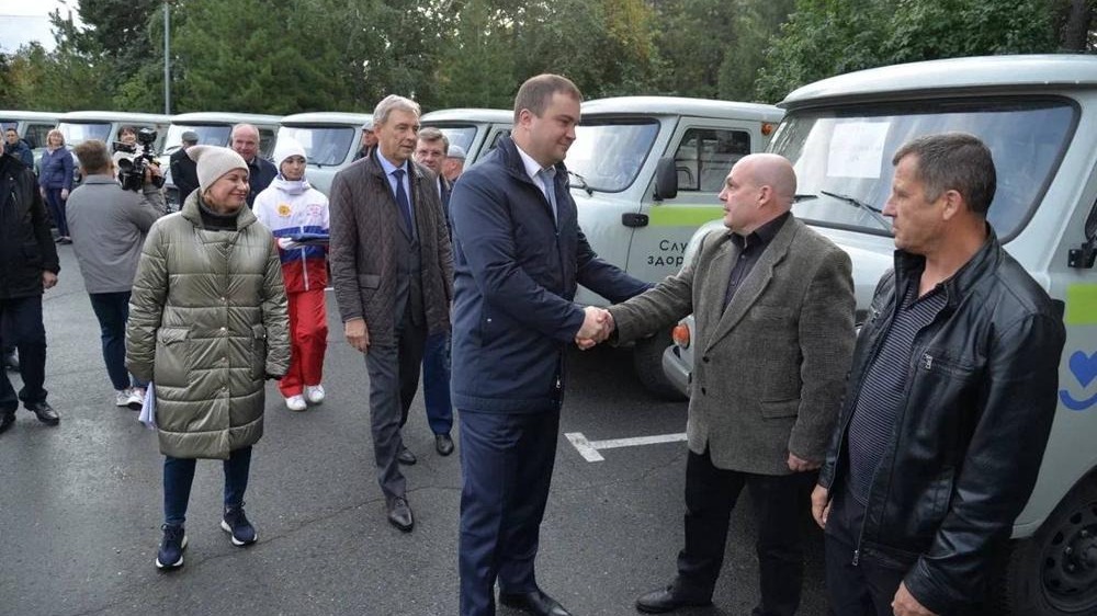 При участии Виталия Хоценко омским сельским больница передали 30 новых машин
