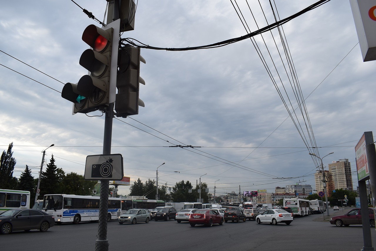В Омске появился первый светофор с модернизированной секцией поворота