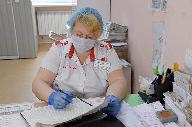 Омских врачей премируют за борьбу с коронавирусом