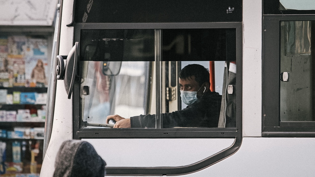В Омске пассажиры и водители продолжают упорно ездить без масок