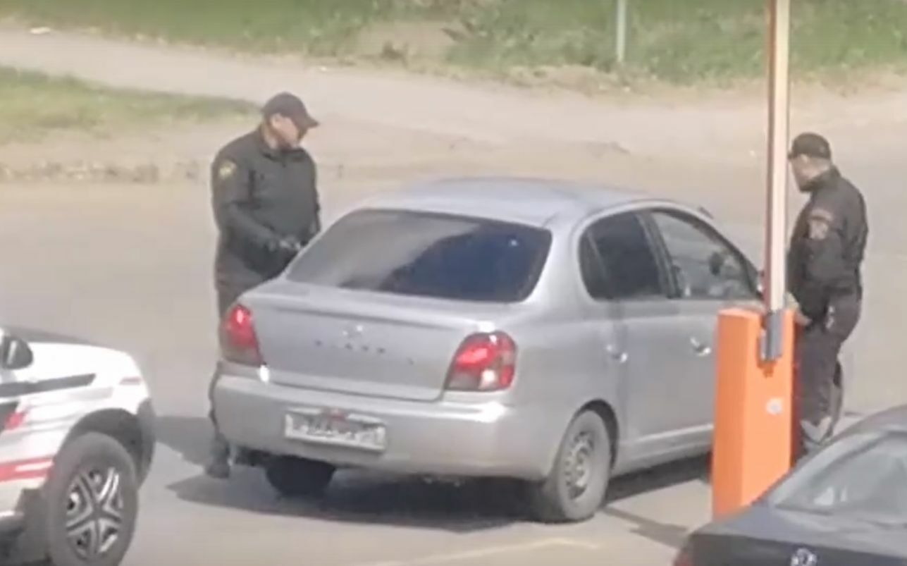 «СТБ-Охрана» уволила сотрудника, проткнувшего колесо автомобиля