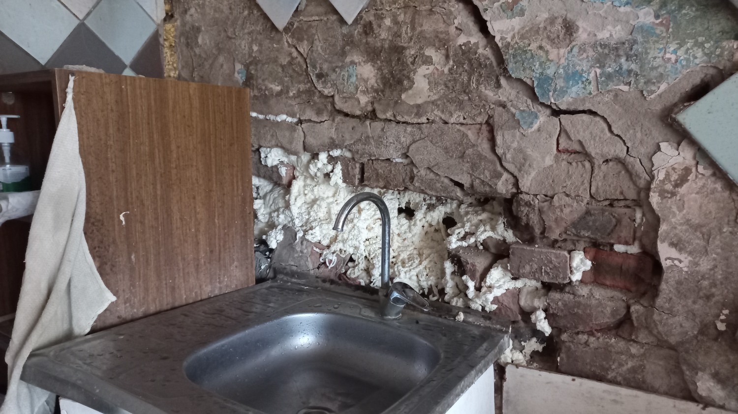 Кухня за остатками разрушенной стены