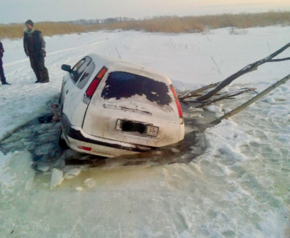 В Омской области несколько дней вытаскивали автомобиль из-подо льда