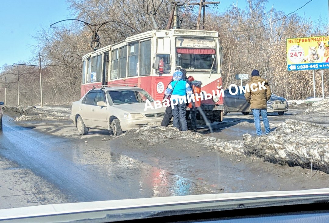В Омске трамвай и легковушка не поделили дорогу