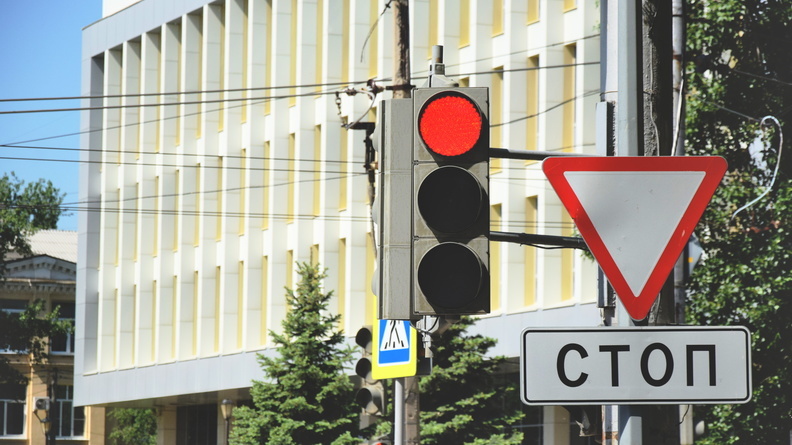 На аварийном перекрестке в Омске установили новый светофор