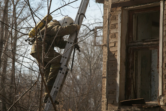 Из горящей многоэтажки в Омске эвакуировали 90 жильцов