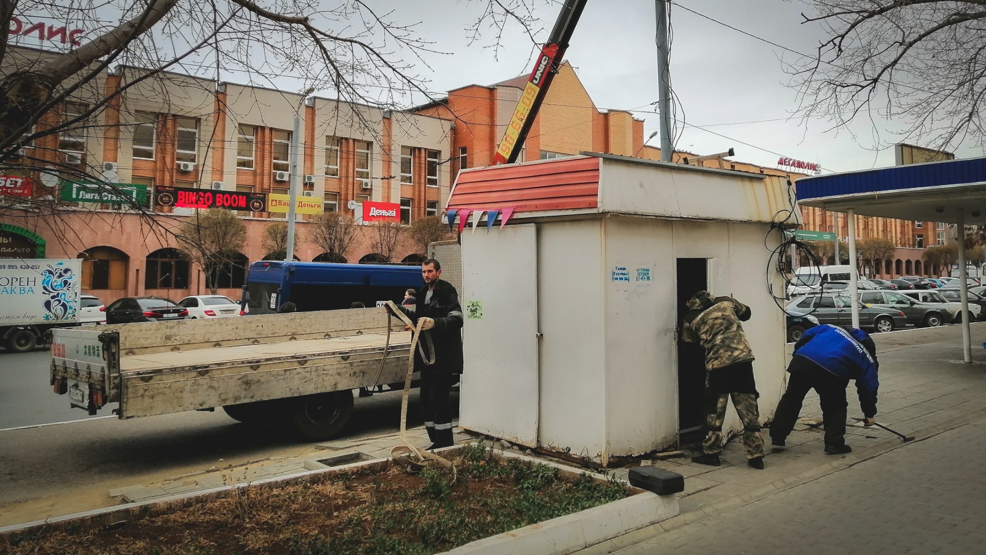 В Омске добровольно-принудительно снесли киоск по продаже алкоголя и табака