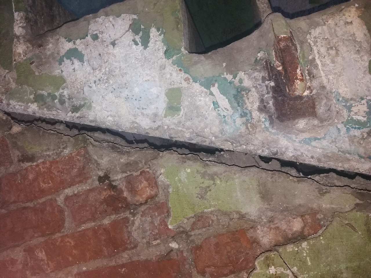 Жильцы аварийного дома в Омске боятся провалиться в подвал