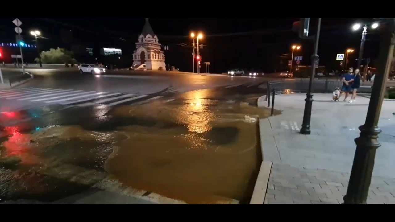 Центральную улицу Омска залило водой