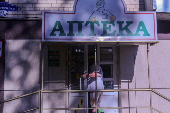 Антибиотики и обезболивающие начали массово скупать в аптеках Омска
