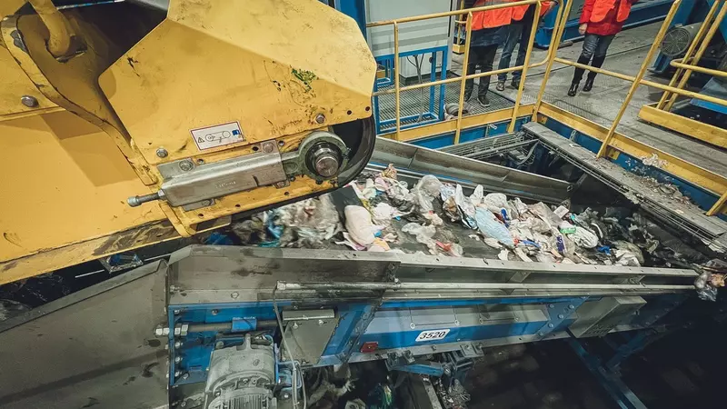 Бизнес на мусоре. В Омске за 30 млн продают цех по переработке вторсырья