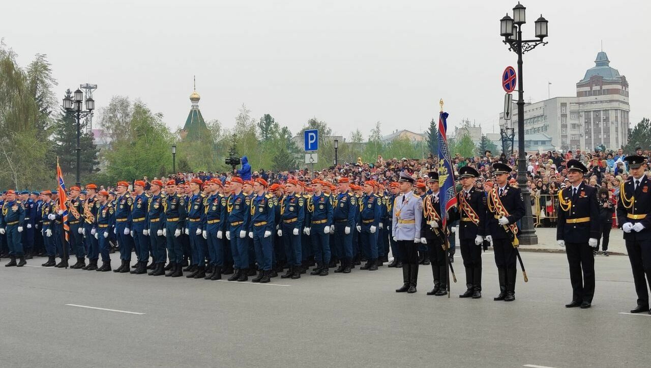 На Соборной площади Омска начался парад в честь 78-й годовщины со дня победы