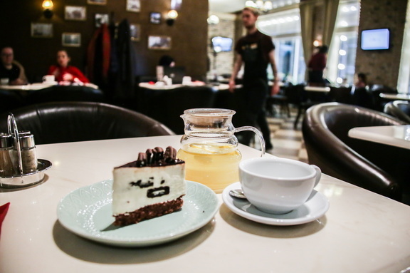 Омский чиновник запретил ждать такси в ресторанах и кафе