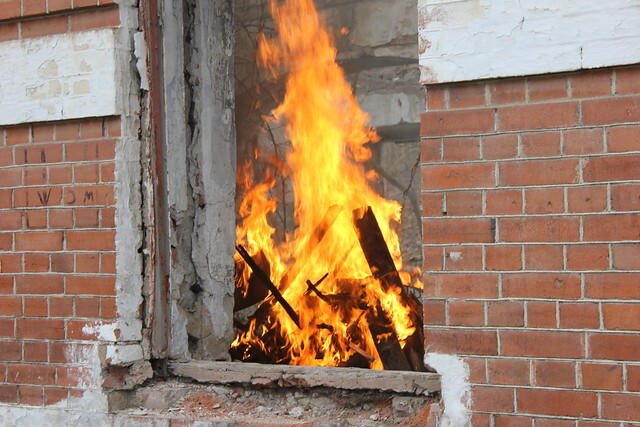 Из-за непотушенной сигареты в Омске загорелась пятиэтажка