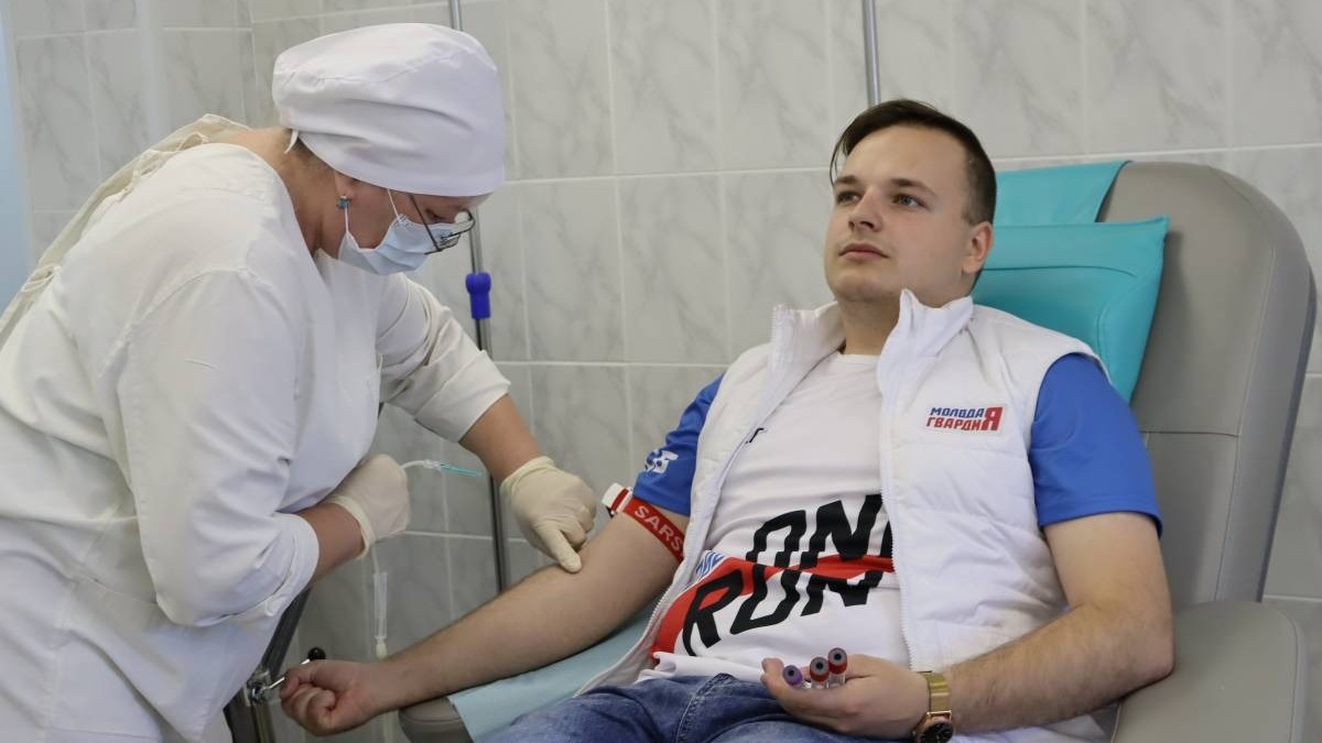Омские представители «Единой России» сдали кровь в День донора