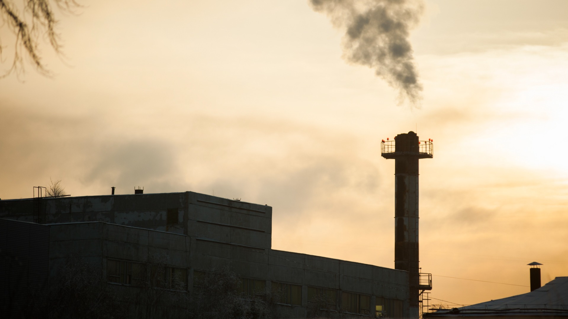 В воздухе Омска нашли почти двукратное превышение нормы оксида углерода
