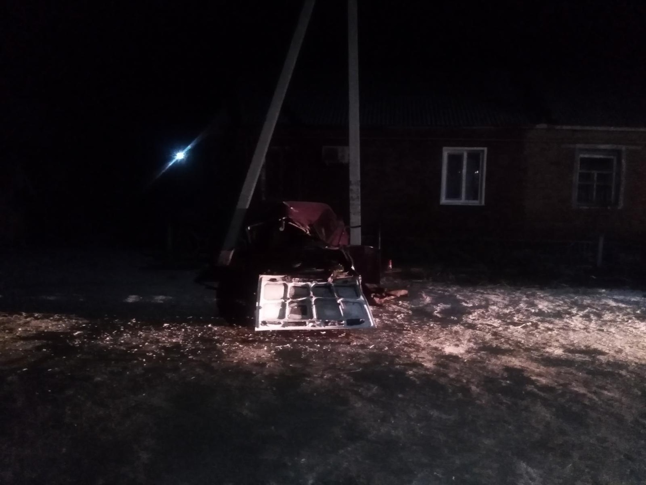 В деревне под Омском насмерть разбился водитель ВАЗа (Фото)