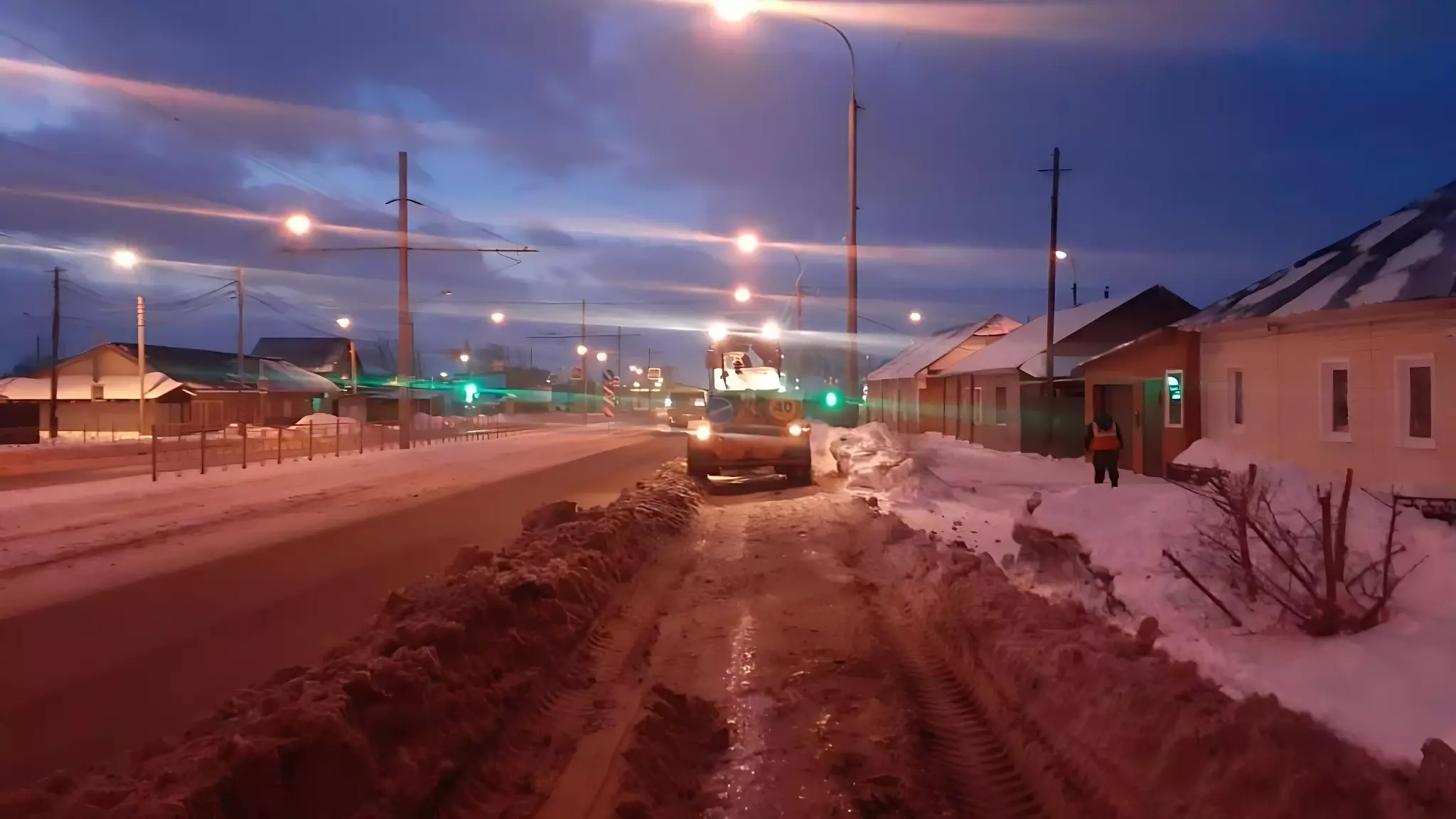 Очищать омские дороги от снега вышли 90 единиц техники и 150 рабочих