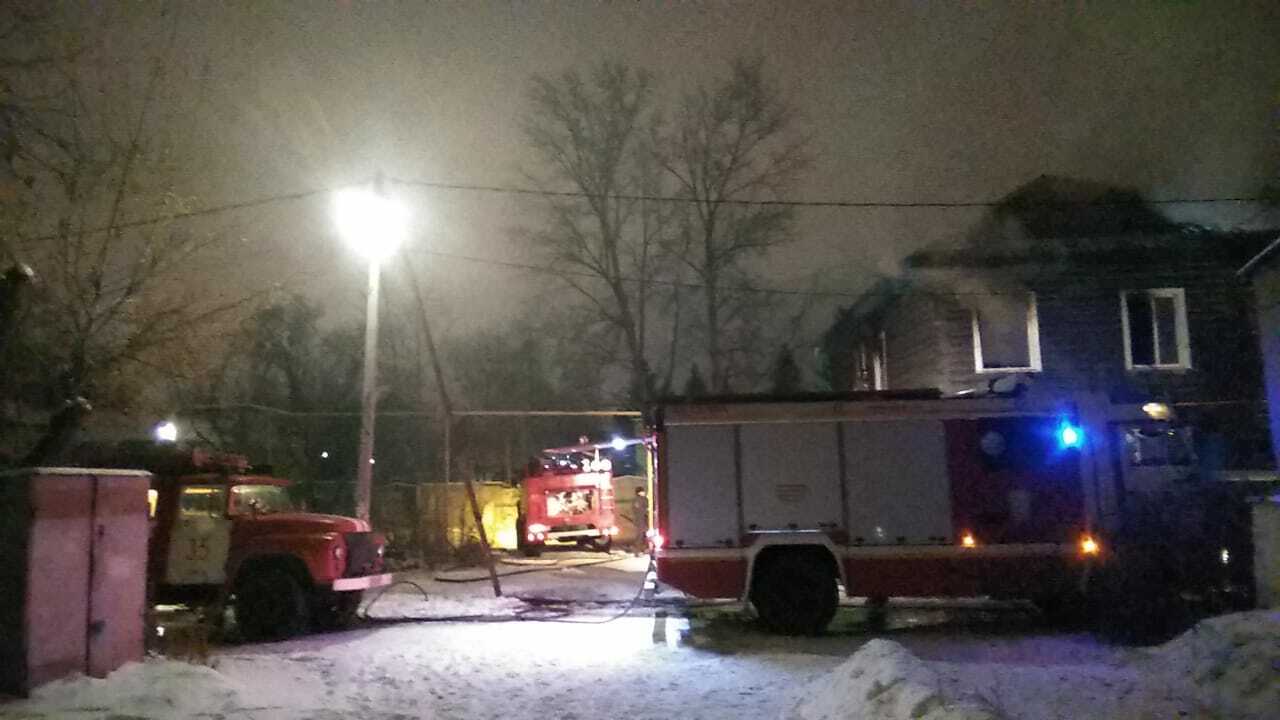 Ночью в Омске из горящего деревянного дома спасли троих человек