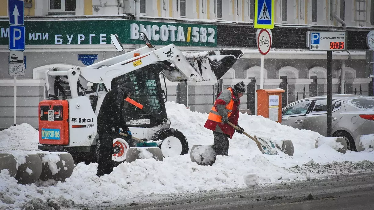 После многочисленных жалоб Хоценко поручил Фомину проследить за уборкой снега