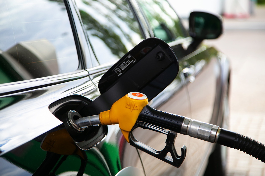 Цены на бензин в Омске преодолели психологическую отметку