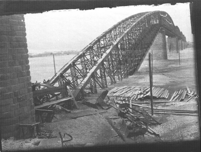 Мост через Иртыш, взорванный белыми при отступлении