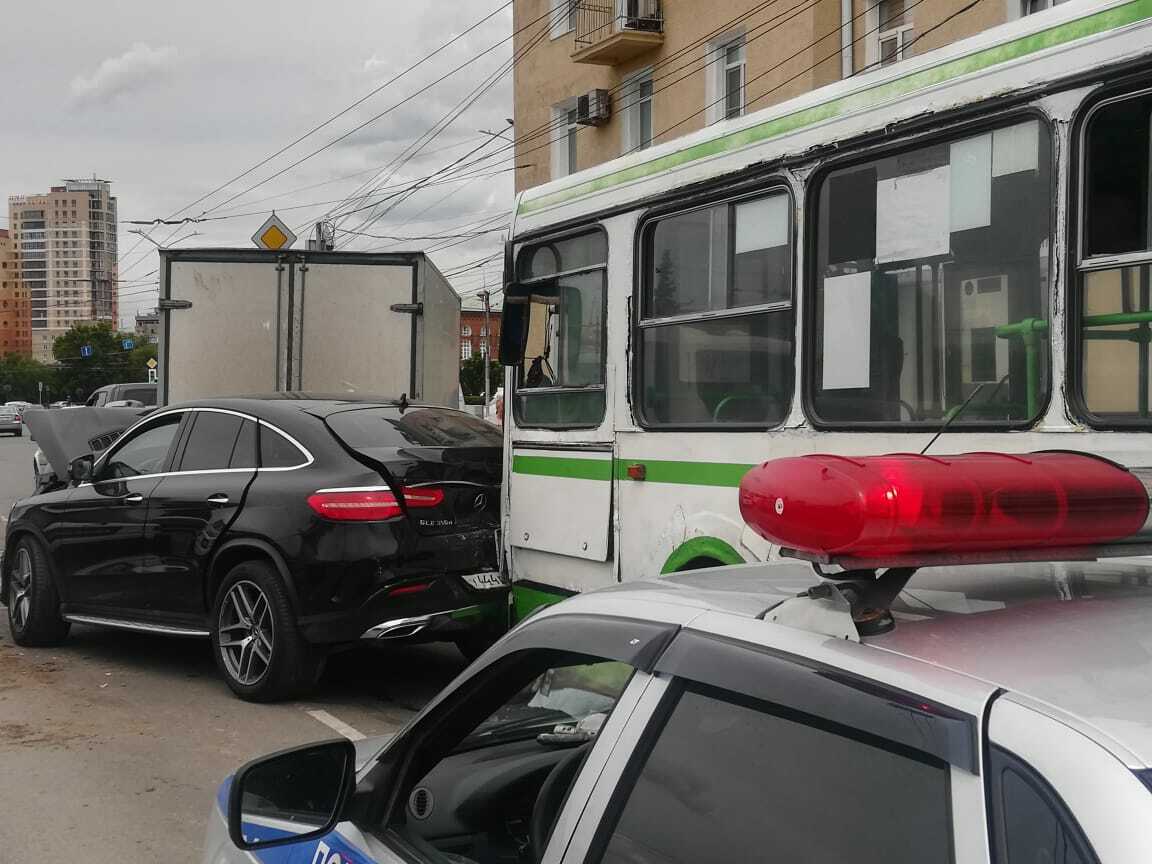 Перевозчика проверят из-за автобуса, устроившего массовую аварию в центре Омска