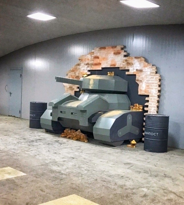 Внутри единственной в Омске станции метро появился танк (Фото)