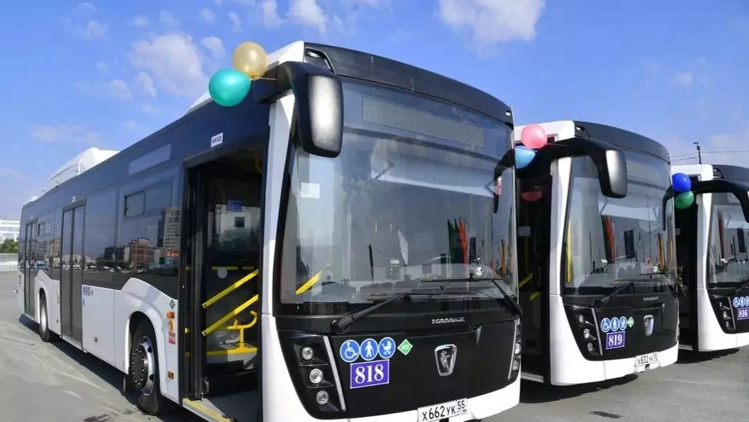 Хоценко и Шелест передали в парк омского транспорта 20 новых автобусов