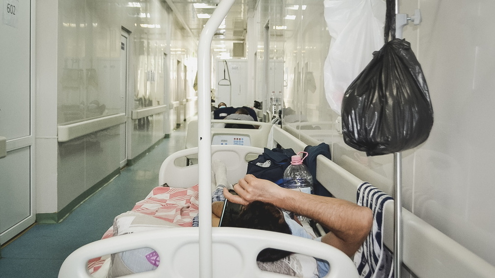 В омских больницах резко сократится число ковидных коек