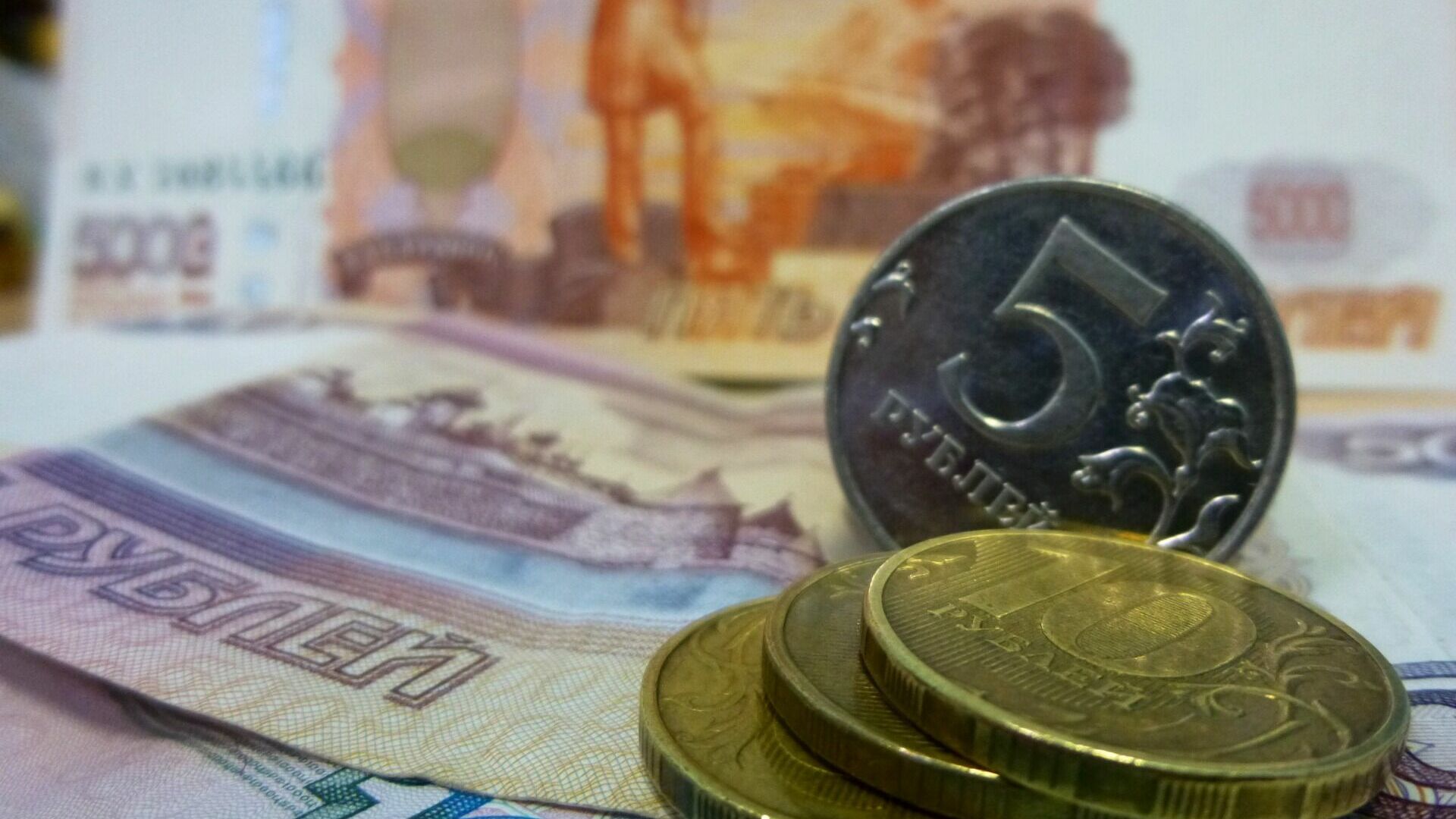 Средняя зарплата омичей увеличилась до 48,6 тысяч рублей