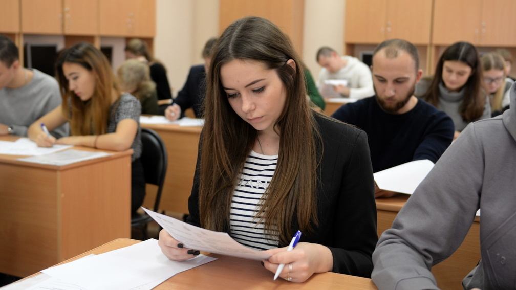 Омские выпускники написали экзамены по истории и физике