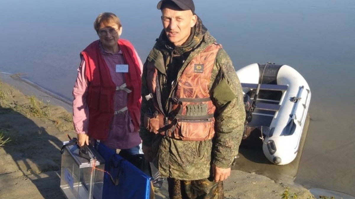 В Омской области ради жителей отдаленной деревни члены УИК переправились по реке