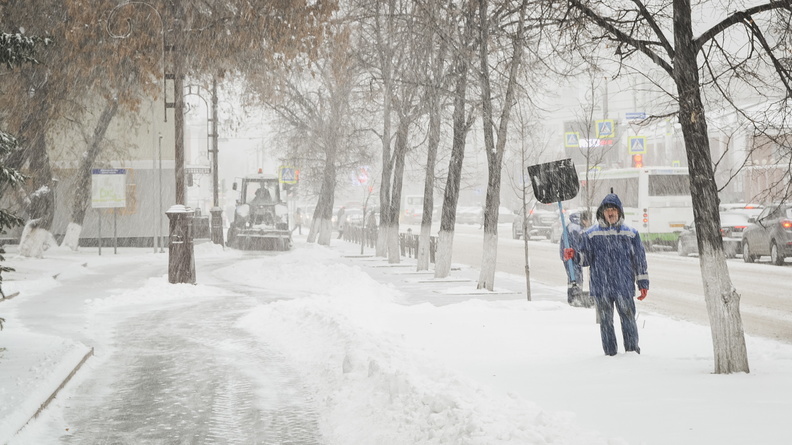 Снегопад испортил выходные омским дорожникам