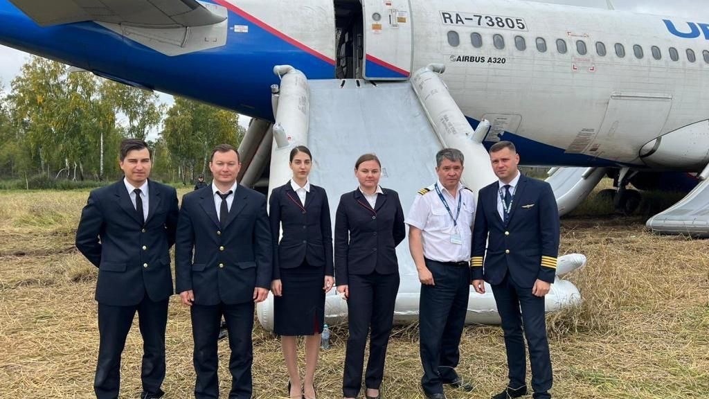Пилот, посадивший самолет на кукурузном поле в 2019 году, гордится омскими коллегами