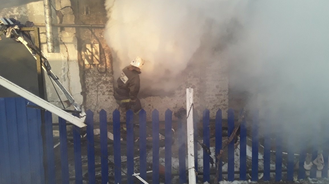 Появилось видео тушения ночного пожара в Калачинске