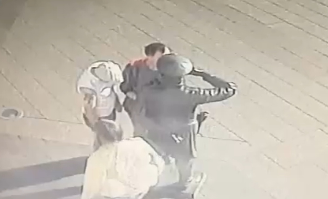 Полиция ищет вандалов, повредивших скульптуру Городового на Любинском (Видео)
