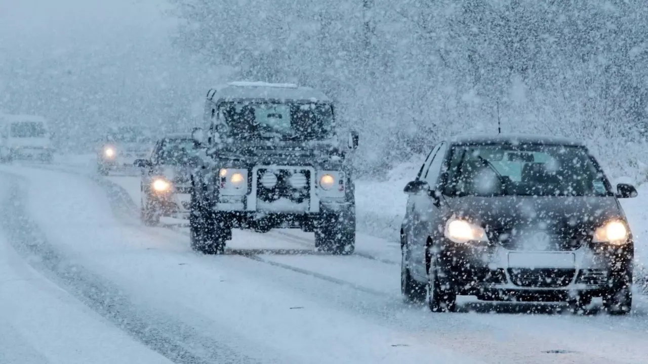 В Госавтоинспекции омичей предупредили об опасности на дорогах из-за погоды