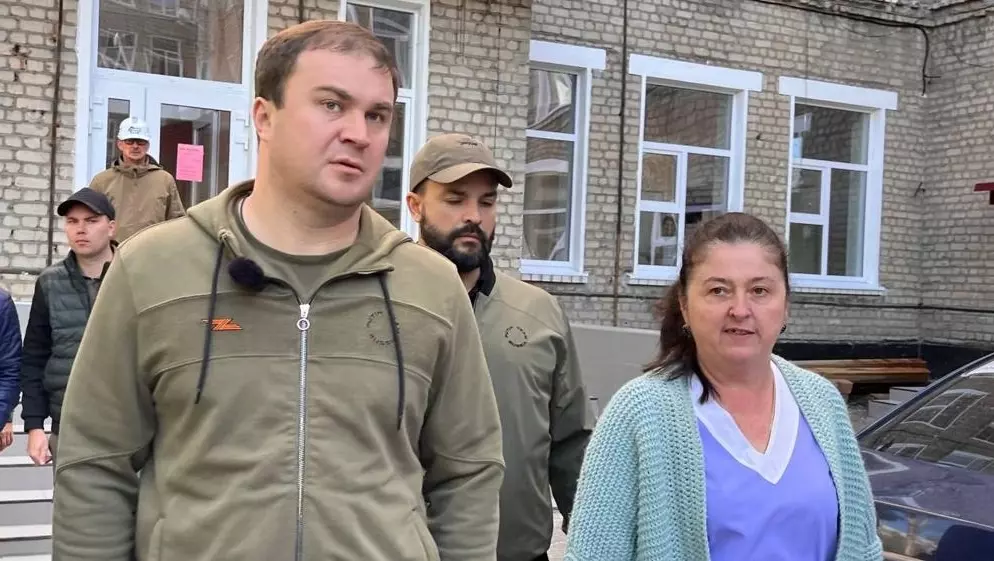 Виталий Хоценко оценил ход ремонта родильного дома в подшефном Стаханове
