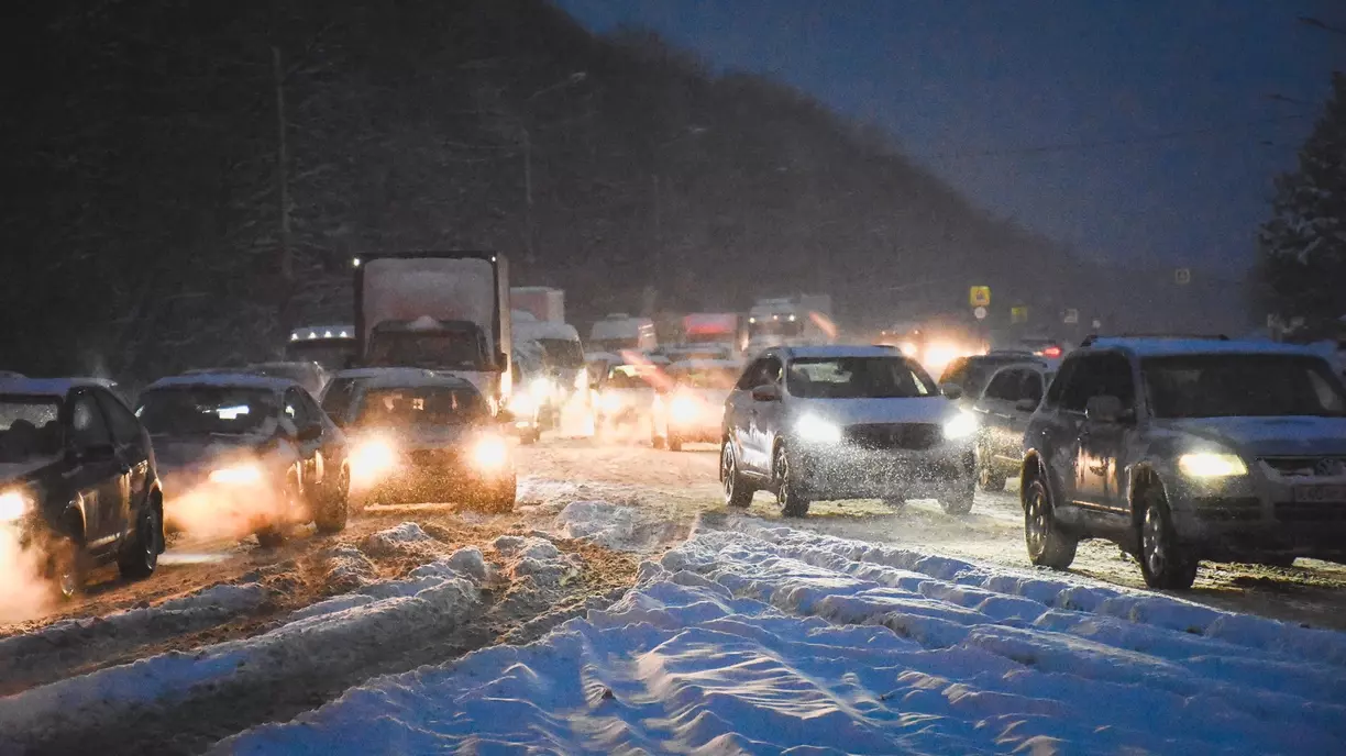 Из-за обилия снега в Госавтоинспекции омичей призвали быть осторожнее на дорогах